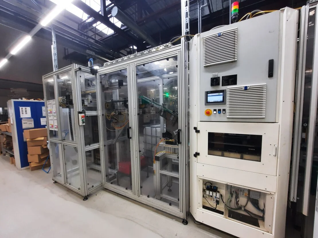 Automatisierte Montageanlage mit Roboter