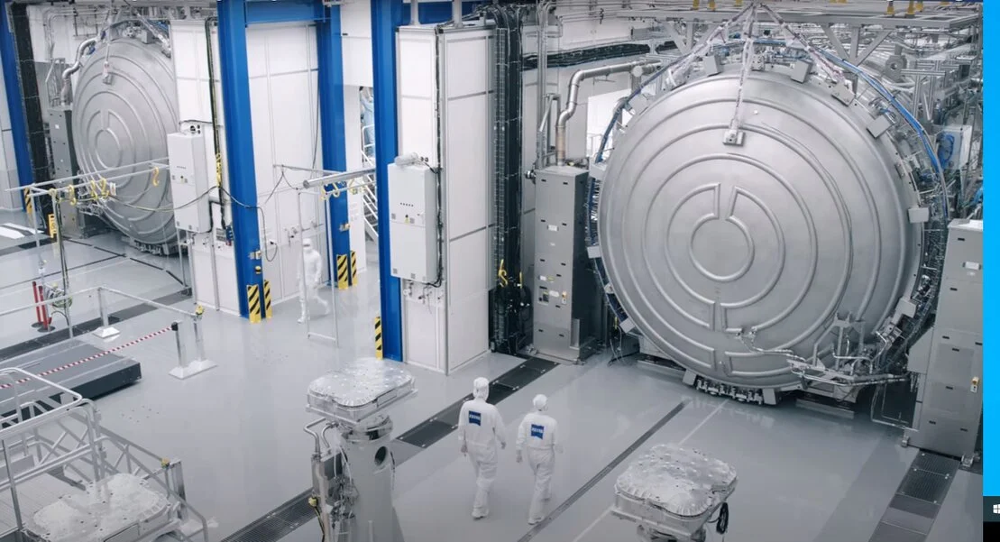 Automatisierte Montageanlage mit Roboter
