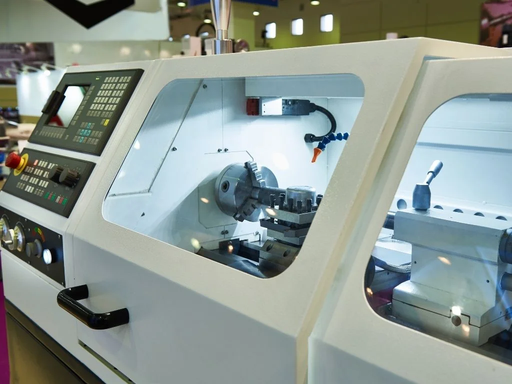 Automatisierte Montageanlage mit Roboter